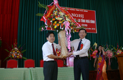 Đồng chí Nguyễn Hữu Duyệt, Phó Bí thư Thường trực Tỉnh ủy tặng hoa chúc mừng Hội nghị